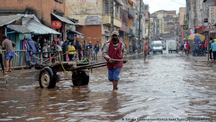 Las calles inundadas forman parte del paisaje de Madagascar tras el paso del ciclón. 