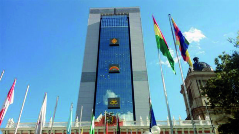 Bolivia baja cuatro puestos en índice de democracia y continúa como «régimen híbrido»