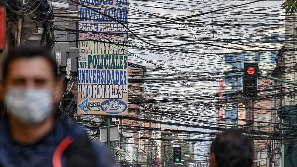 El enmarañado de cables en vías del centro de la ciudad de Cochabamba. DICO SOLÍS