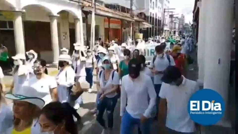 Médicos marchan en apoyo a los doctores Rómulo Calvo y Fernando Castedo. CAPTURA EL DÍA