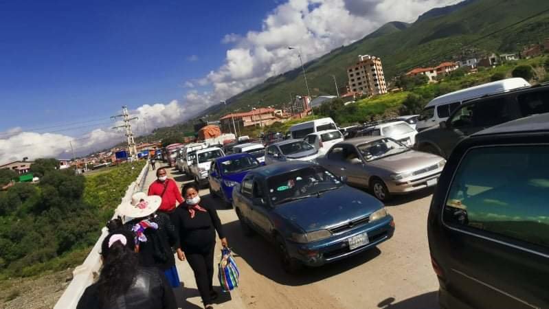 Los vehículos, en el embotellamiento causado por los bloqueos en la zona de El Abra. MARIELA COSSÍO