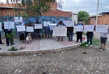 Vecinos llegaron hasta la Felcc para exigir la liberación de los aprehendidos (UNITEL)