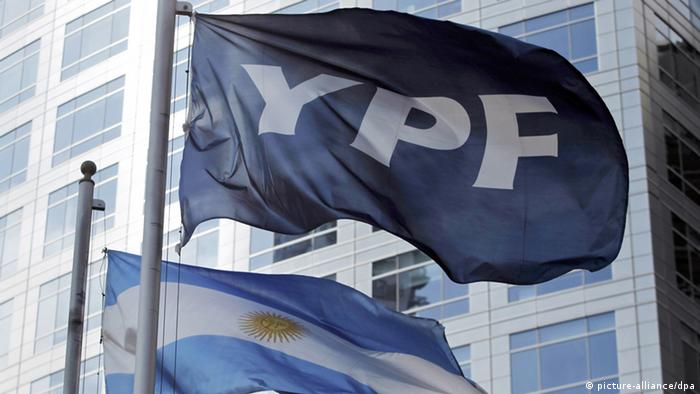 Bandera argentina y bandera de YPF.