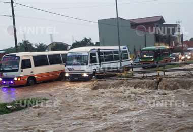 Fuerte lluvia cayó en la capital cruceña - Foto: UNITEL