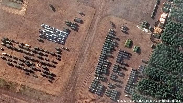 Tropas reunidas en el aeródromo bielorruso de Bokov, cerca de la frontera con Ucrania.