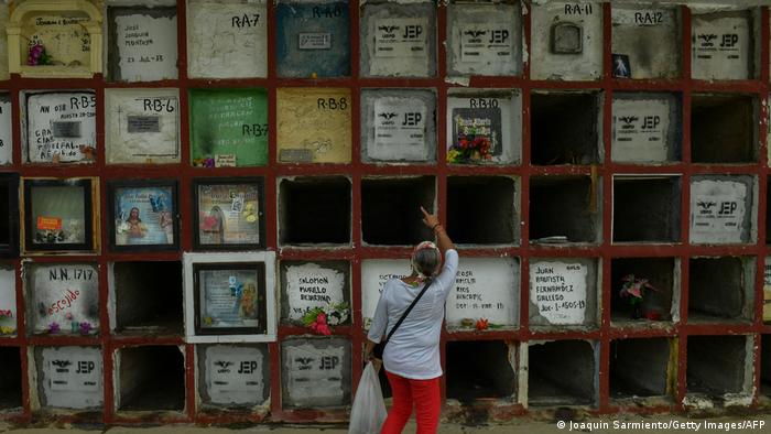 Tumbas provisionales de campesinos asesinados, desaparecidos y algunos aún por identificar. Aquí en el cementerio La Dolorosa de Puerto Berrío, Antioquia. 