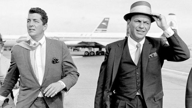 Dean Martin (izq.) y Frank Sinatra llegando al aeropuerto de Londres, agosto de 1961.