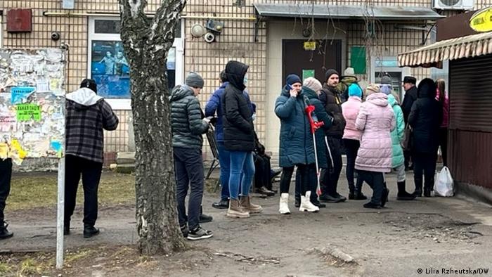 Los ucranianos tiene dificultadoes para sacar dinero de los cajeros automáticos, según informes. (24.02.2022).