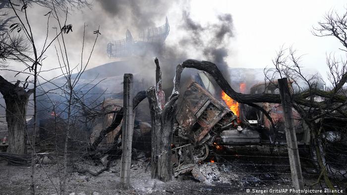 Vehículos militares ucranianos destruidos por bombardeos rusos en Mariúpol, este de Ucrania.