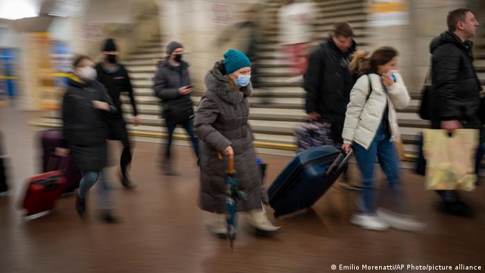 Ciudadanos ucranianos en la estación de ferrocarril, saliendo de Kiev. (24.02.2022).