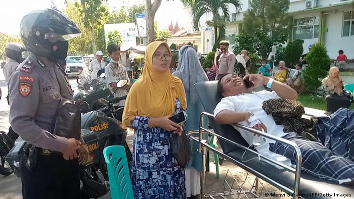 Indonesien | Erdbeben: Polizisten helfen bei der evakuierung eines Krankenhauses in West Pasaman