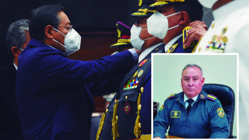 Militar que entregó medalla presidencial a Añez aprobó ascenso ilegal en las FFAA
