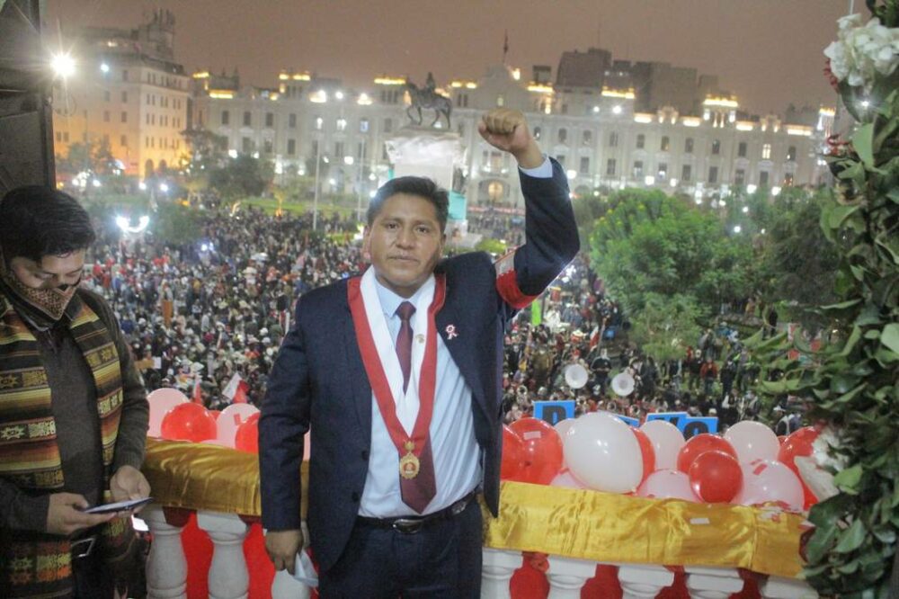 “Llamo a la comunidad internacional y al pueblo peruano para activar la Carta Democrática Interamericana y permanecer atentos contra cualquier intento desestabilizador y de golpe en el país”, indicó Castillo en su cuenta de la red Twitter. Foto: Facebook.