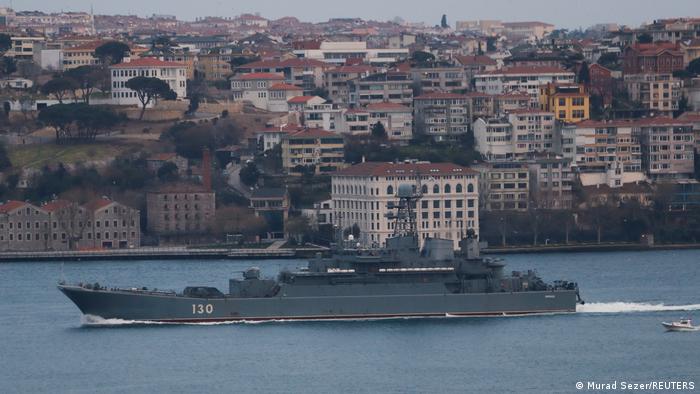 Un buque de guerra russo Korolev de la clase Ropucha atraviesa el Mar del Bósforo camino al Mar Negro en una imagen de abril del año pasado.