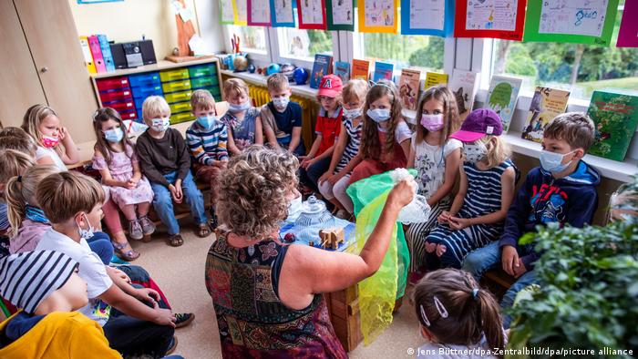 Niños con mascarillas en un jardín de infantes en Alemania.