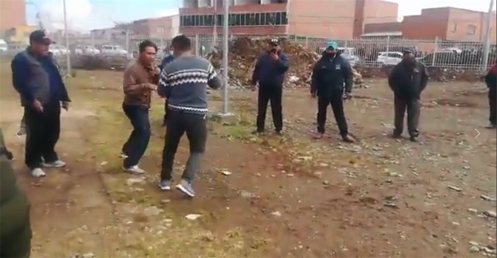 Choferes pelean en la nueva terminal de El Alto I captura.