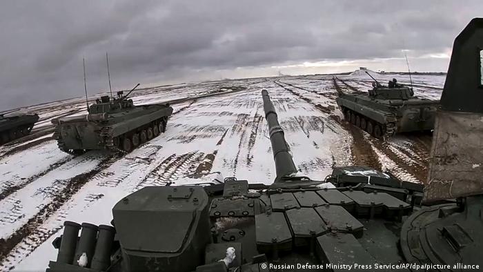 Tanques rusos y bielorrusos durante una maniobra en Bielorrusia. (Febrero de 2022).