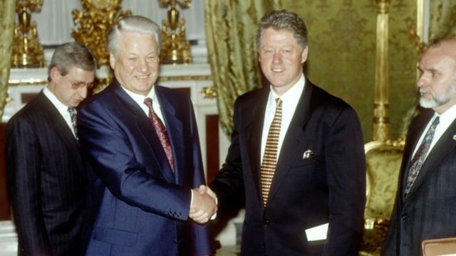 El entonces presidente de Estados Unidos, Bill Clinton, junto a su homólogo ruso, Boris Yeltsin, durante la primera visita oficial del estadounidense a Rusia.