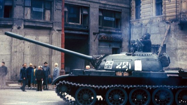 Un tanque soviético durante la Primavera de Praga.