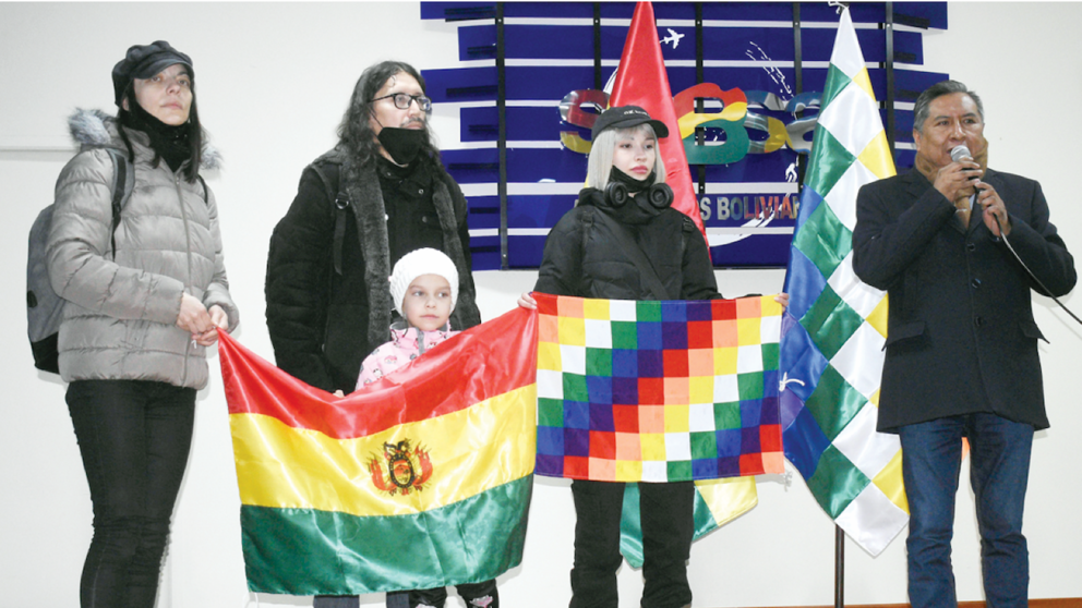 La familia que llegó a Bolivia junto al canciller Rogelio Mayta (d).	 (APG)