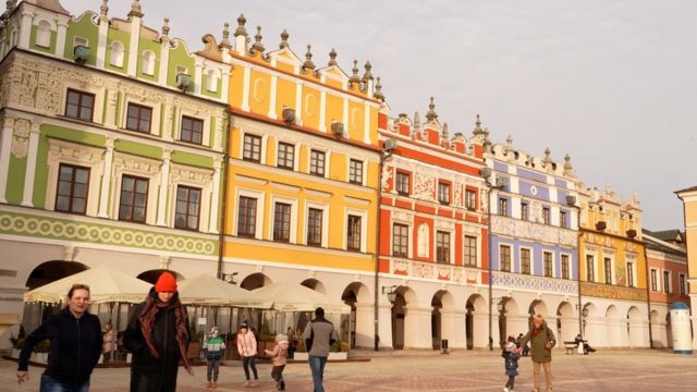 Las coloridas fachadas del centro de Zamosc-