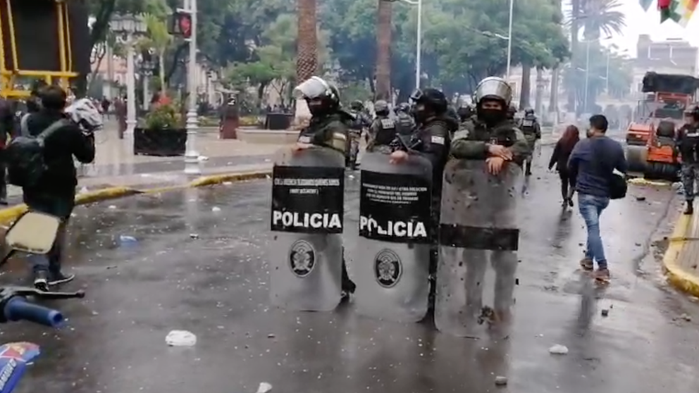 Una imagen del contingente policial instalado en las afueras de la alcaldía de Cochabamba. Captura de video OPINIÓN