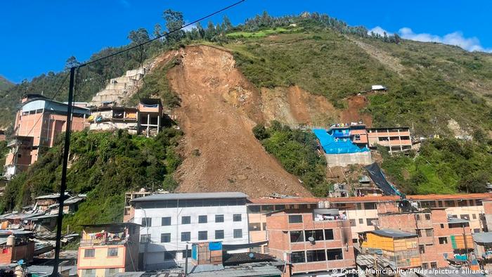 En la foto proporcionada por la municipalidad de Parcoy se observan las casas bajo la trayectoria de un deslizamiento de tierra. En el norte de Perú, las fuertes lluvias han provocado un alud que sepultó al menos 60 casas. (15.03.2022)