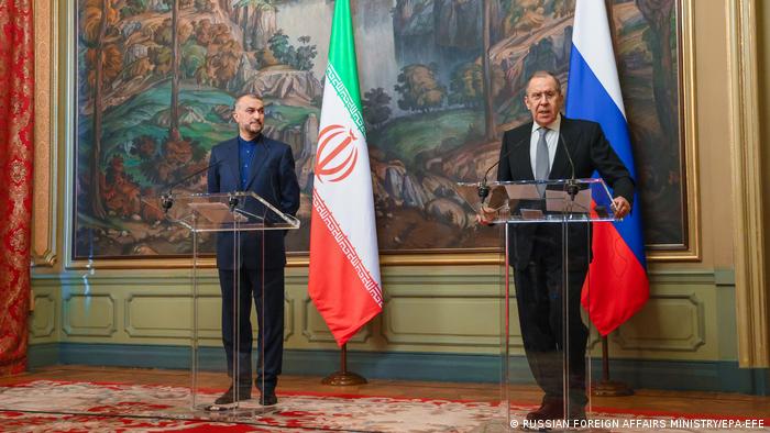 El ministro iraní de RR. EE., Hossein Amir Abdolahian (izqda.), y su homólogo ruso, Serguei Lavrov.