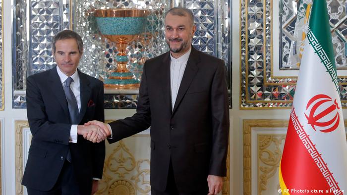 Hossein Amir Abdolahian (dcha.), ministro iraní de RR. EE., con el director general de la IAEA, Rafael Mariano Grossi.