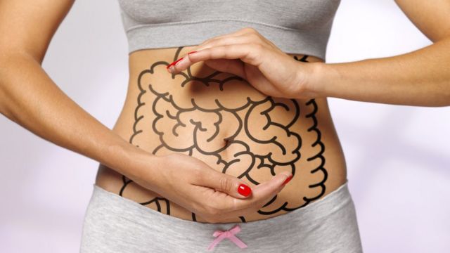 Mujer con ilustración de un intestino sobre su cuerpo