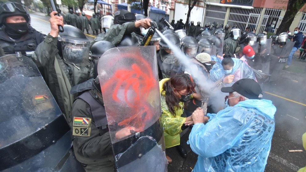 La Policía gasifica a manifestantes del magisterio.