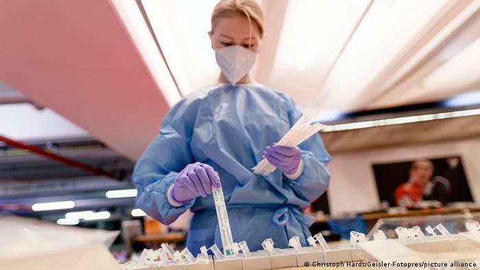 Una trabajadora de salud evalúa test de coronavirus en Alemania.