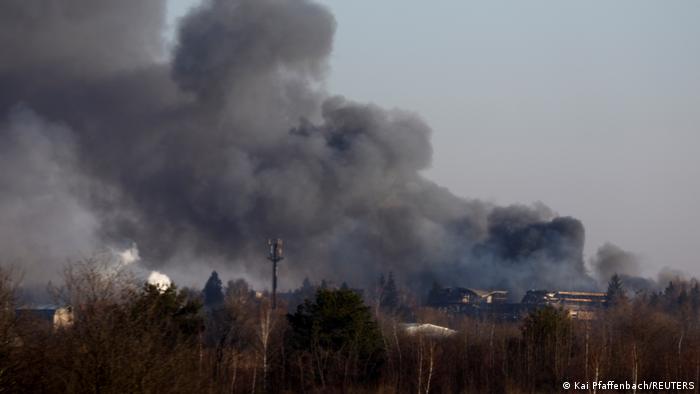 Una columna de humo se eleva sobre un edificio cercano al aeropuerto de Leópolis, en Ucrania. (18.03.2022).