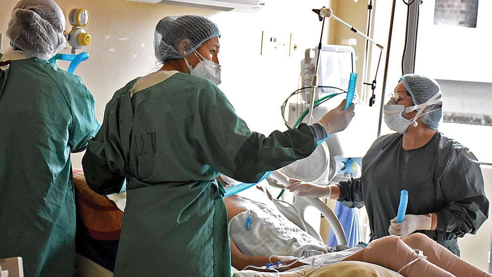 Especialistas en una unidad de terapia intensiva en Cochabamba.      DICO SOLÍS