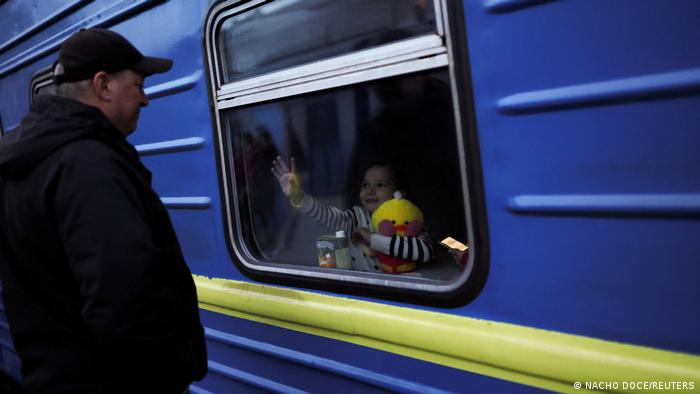 Una niña se despide de un familiar al abandonar Odessa, huyendo de los ataques rusos.