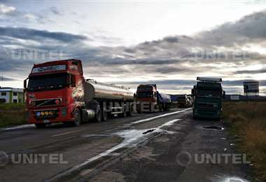 Camiones varados en la carretera al Desaguadero 