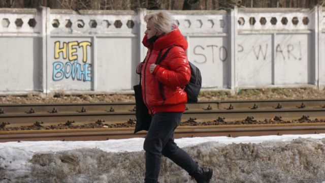 Mujer caminando por Moscú.