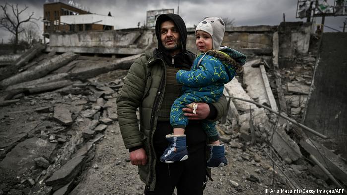 Un habitante de Irpin abandona la ciudad, al occidente de Kiev, en una pausa de los bombardeos por tierra, mar y aire