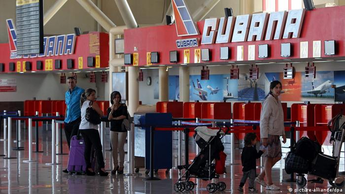 Foto de personas que esperan abordar un vuelo en el Aeropuerto José Martí de Cuba.