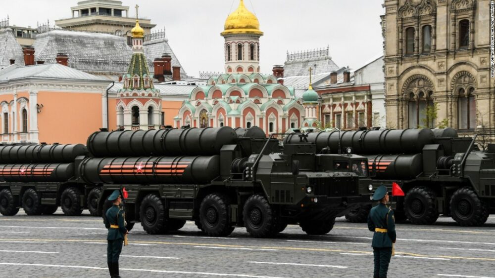Camiones militares cargados con ojivas capaces para llevar una carga nuclear durante un desfile en la Plaza Roja de Moscú. (Reuters) 
