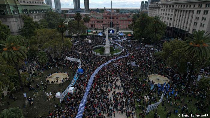 Foto aérea de personas que participaron en la marcha en Argentina