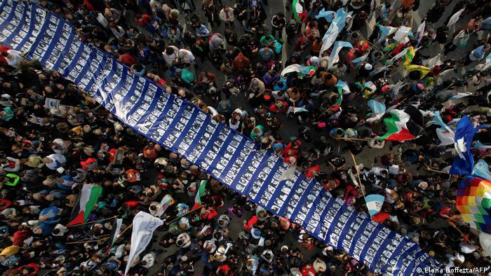 Foto aérea de personas que participaron en la marcha en Argentina
