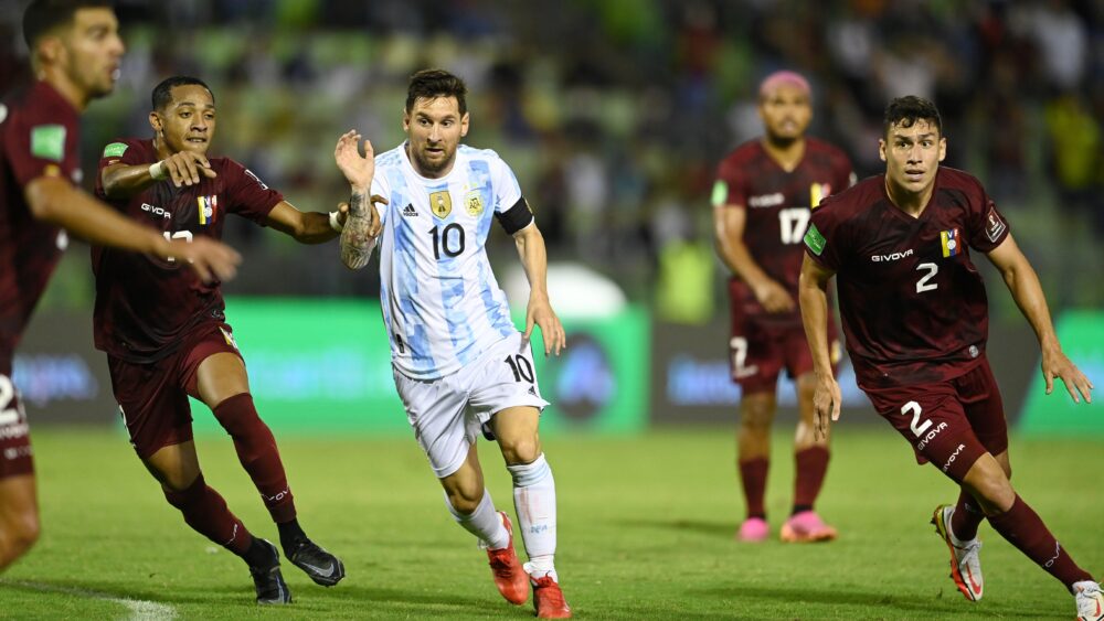 Argentina enfrentará a Venezuela en la Bombonera, en el último partido como local de las Eliminatorias (Foto: Reuteres)