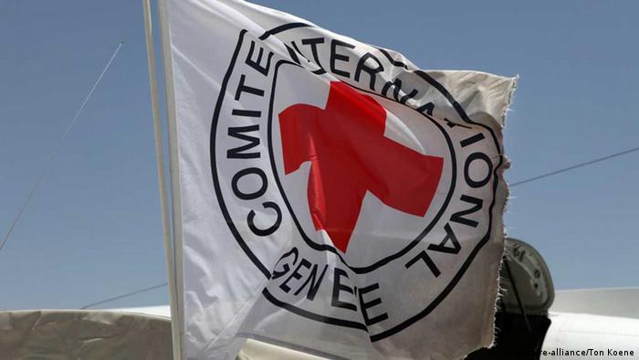 Foto de una bandera con el logo de la Cruz Roja