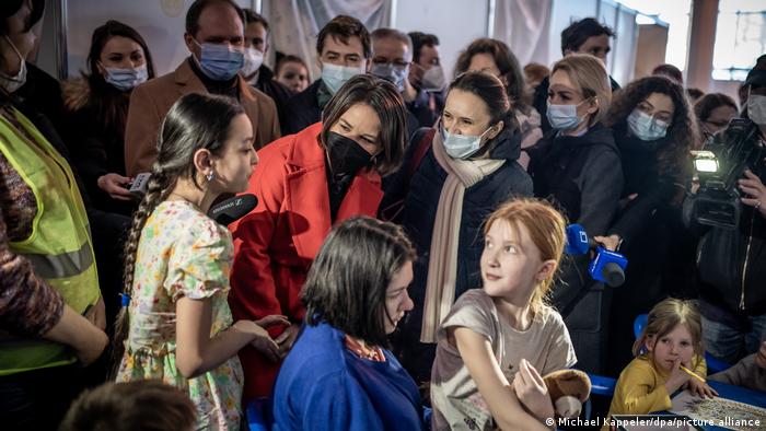 La ministra alemana de RR.EE., Annalena Baerbock, visita a los refugiados ucranianos en Moldavia, el 12 de marzo de 2022.