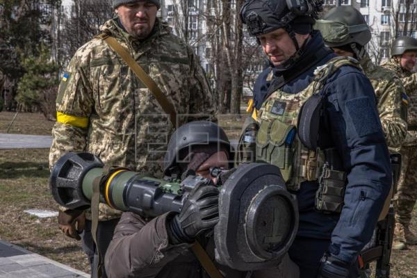 La resistencia ucraniana se encomienda a "santa Javelin" de la mano de EE.UU.