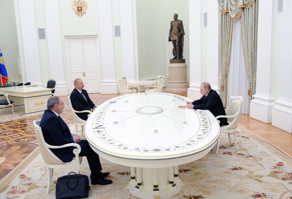 Imagen de archivo de Putin y el presidente de Azerbaiyán, Ilham Alíev, y al primer ministro de Armenia, Nikol Pashinián (EFE)