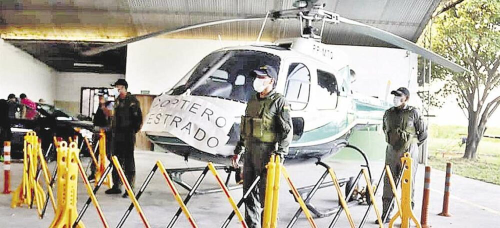 La Felcn muestra uno de los helicópteros confiscados en Guarayos