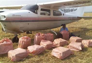 Incautación de droga en avioneta boliviana