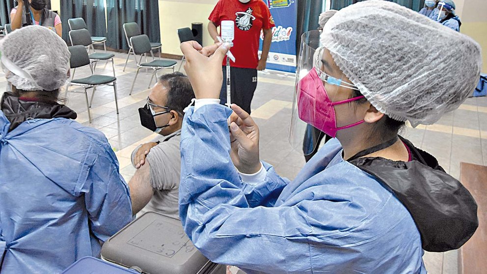 Una persona se alista para recibir una dosis de la vacuna anticovid. NOÉ PORTUGAL